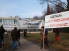 Mit den Plakaten zogen die vor die Berliner Volksbank-Filiale an der Schloßstraße.