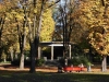 Park und Pavillon laden zum Entspannen ein.