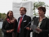 Kulturstadträtin Cerstin Richter-Kotowski, Staatssekretär André Schmitz und Chrstine Fischer-Defoy (von rechts) begrüßten die Anwohner zur Freigabe der Stelen.