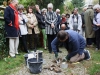 Viele Nachbarn nahmen an der Verlegung der drei Stolpersteine in der Niklasstraße teil.