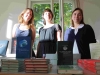 Heike Joswig, Marnie Fesl und Malcah Castillo von Schleichers betreuten den Büchertisch.