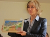 Leiterin Claudia Brünner bekam von den Kindern ein Geschenk zur Begrüßung.