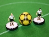 Der Ball ist beim Subbuteo unverhältnismäßig groß.
