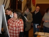 Eine Schlange bildete sich vor dem Flipchart, auf dem sich alle Interessierten die Erklärung des Wohnraumbündnisses unterschreiben konnten.