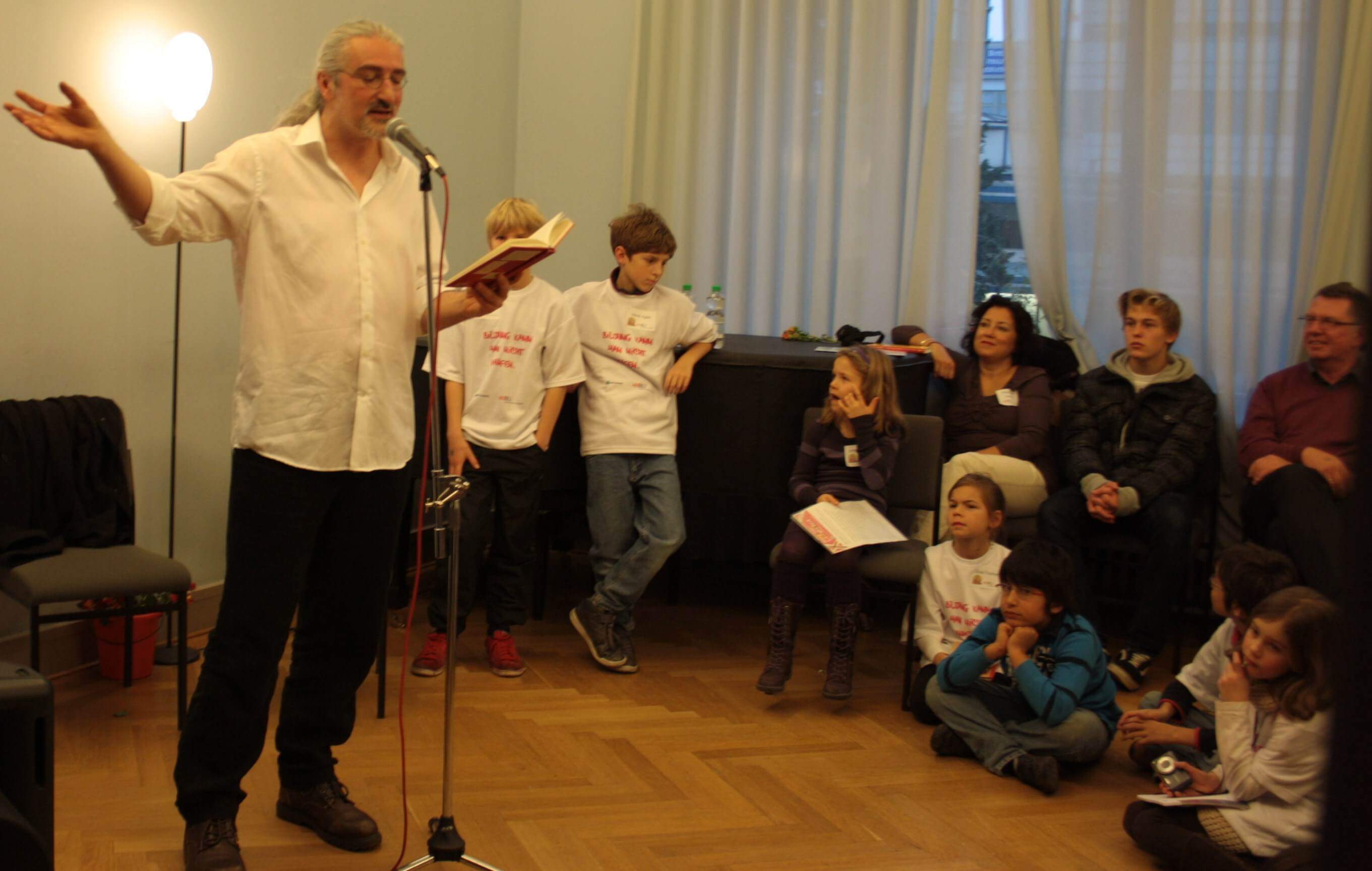 „Das Chaos lässt nicht nach“: Zehntes Literaturfest lockte so viel Besucher an wie nie