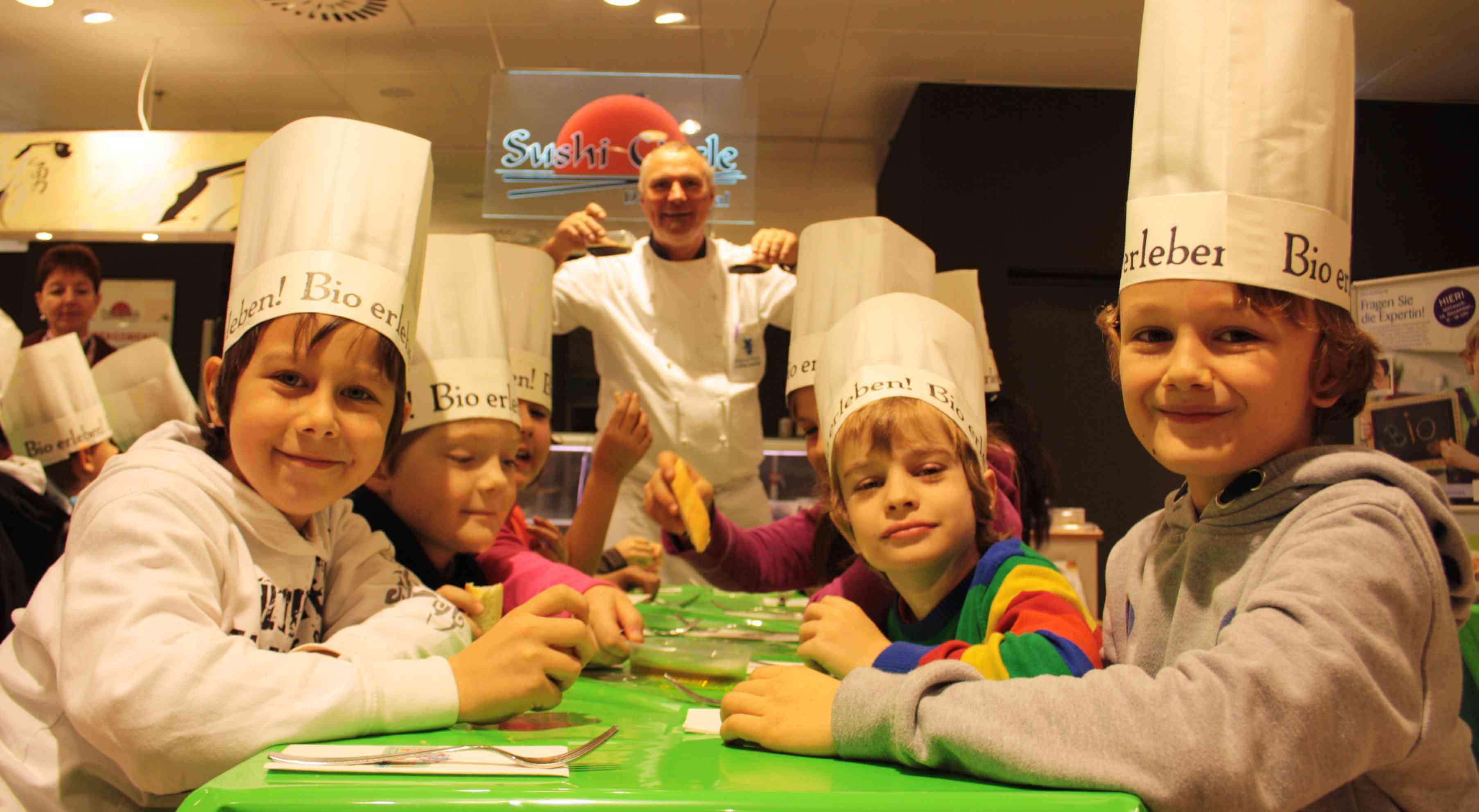 „Bio“-Unterricht in der Feinkostabteilung: Dunant-Grundschüler kochen mit Markus Haxter