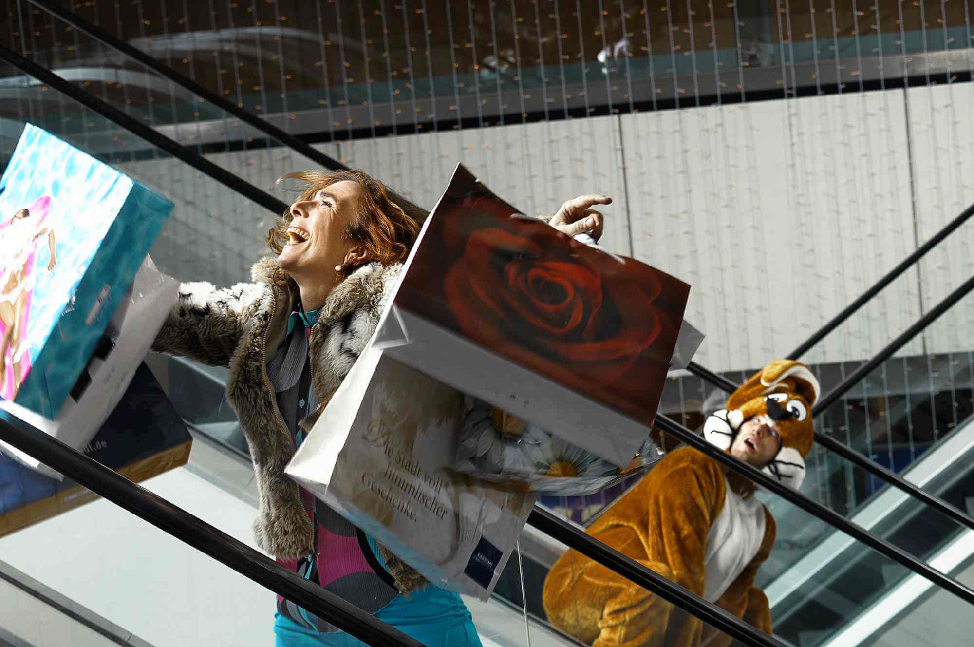 „Alice“ im Konsumrausch: Forum Steglitz wird zur Theaterbühne