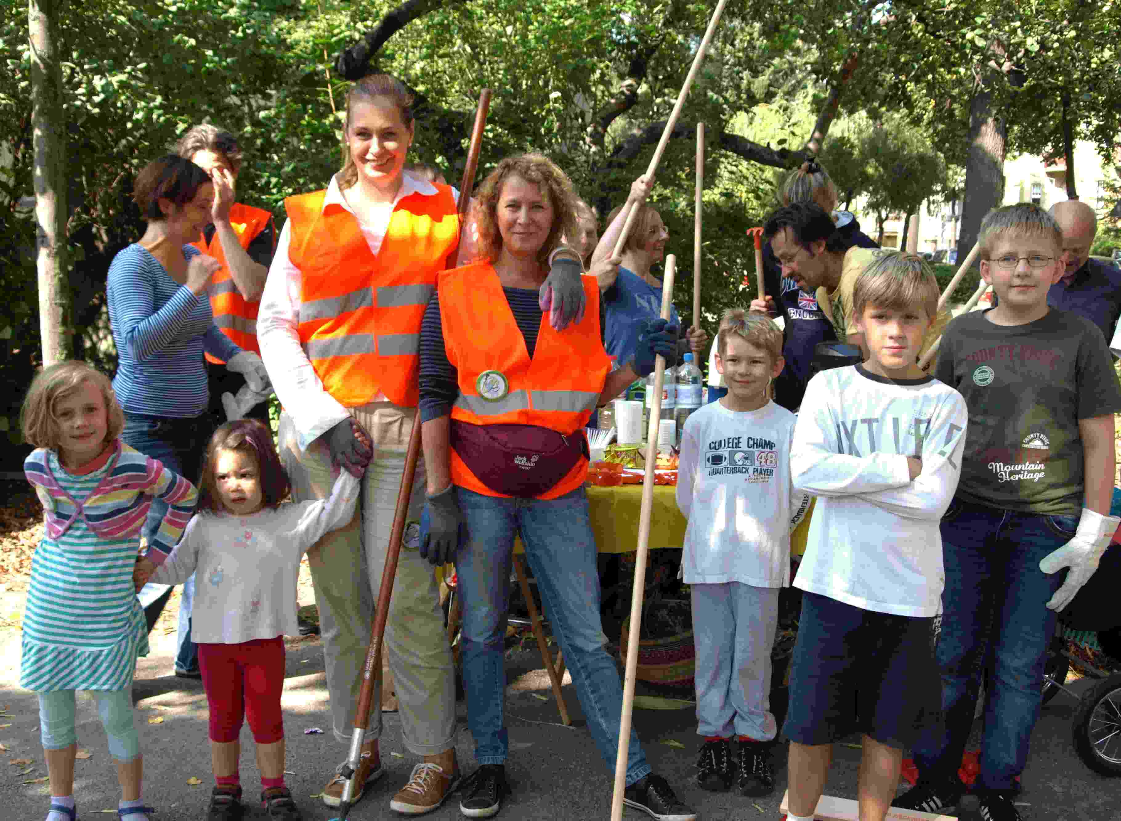 Saubere Sache: Anwohner, Nachbarn und Kinder fegen über den Steglitzer Markusplatz