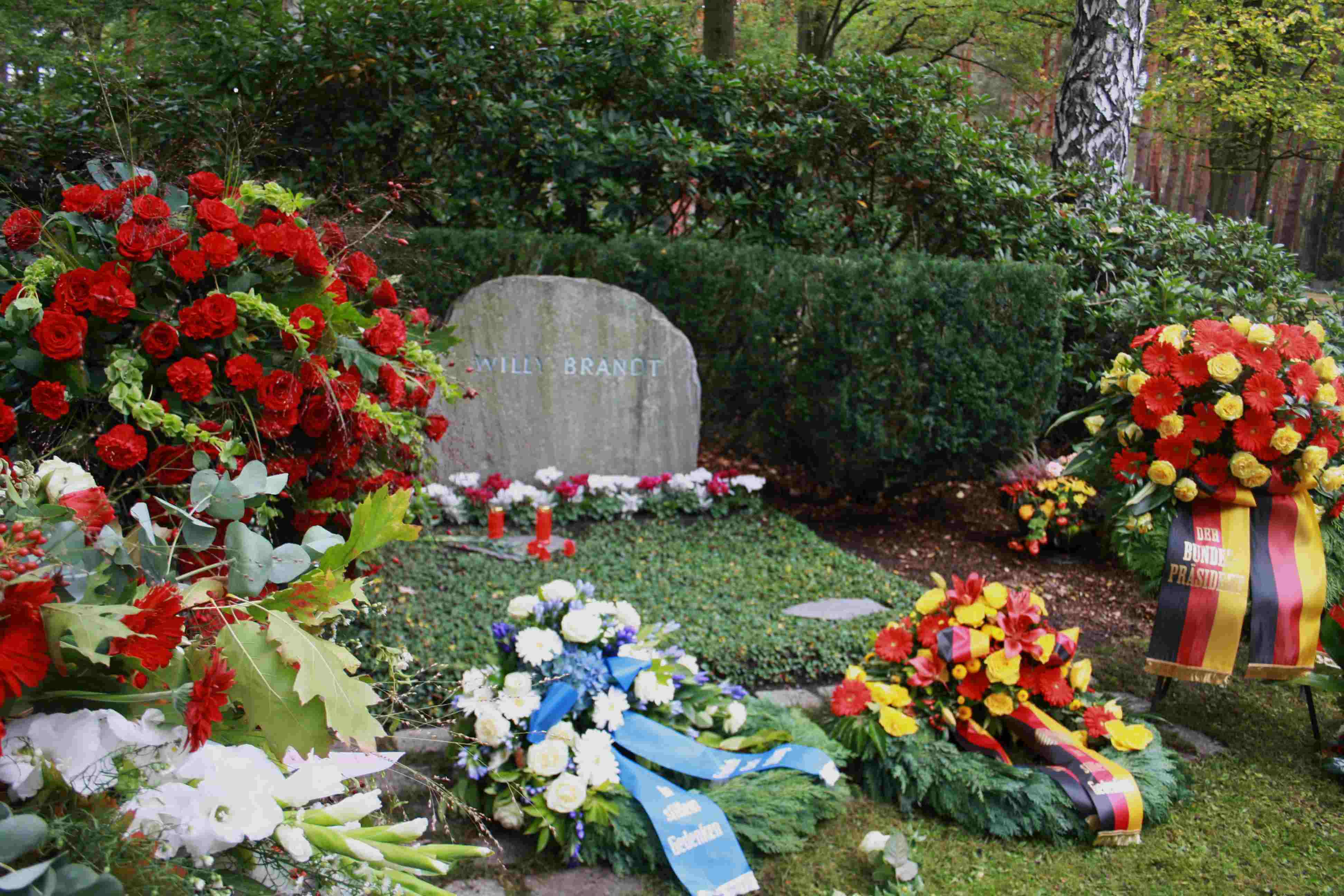 „Staatsmann, Europäer, Weltbürger“: SPD gedachte Willy Brandts 100. Geburtstag auf dem Zehlendorfer Waldfriedhof