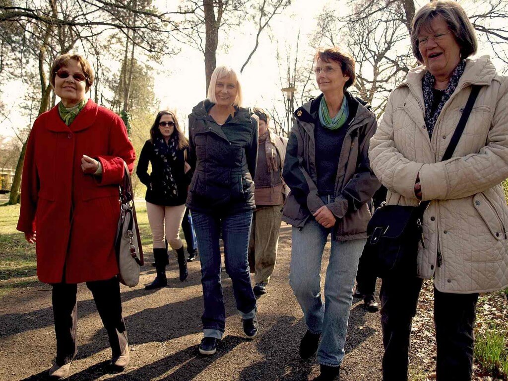 Nach der Präsentation machten sich die geübten Spaziergänger, Interessierte und Vertreter der Träger auf zu einem gemeinsamen Spaziergang. Foto: fdst