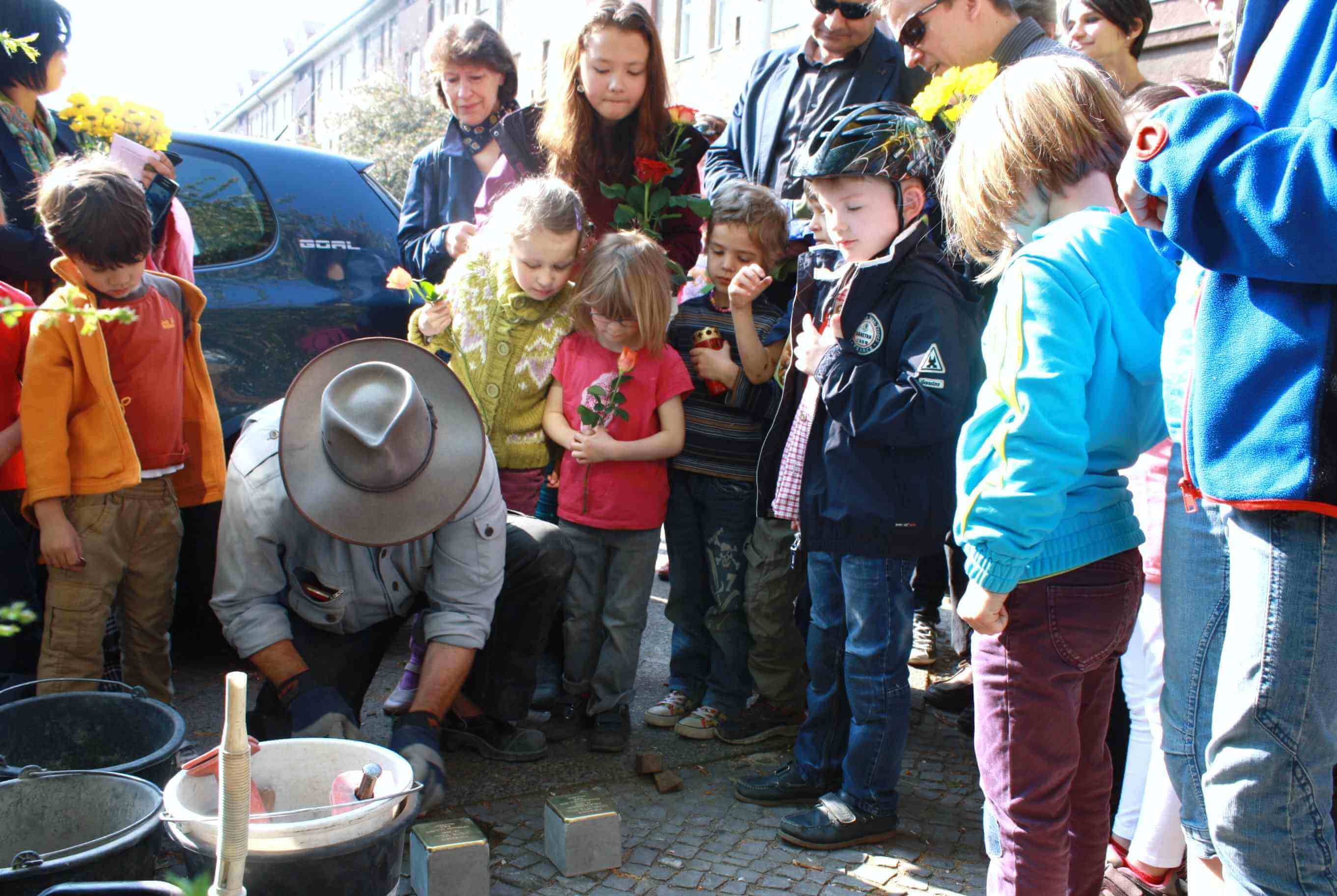 „Gerechte Ordnung wiederhergestellt“: Acht neue Stolpersteine in Lichterfelde und Steglitz verlegt