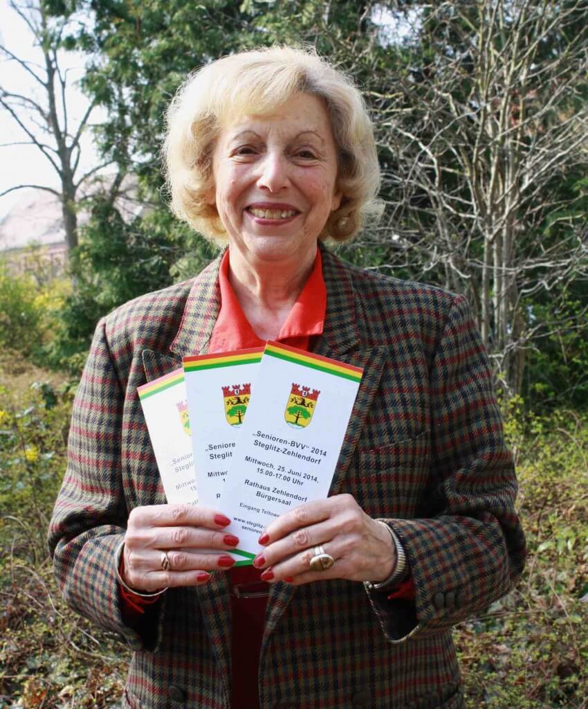 Die Vorsitzende der Seniorenvertretung, Karin Lau, hofft auf rege Teilnahme an der Senioren-BVV. Dafür verteilt sie fleißig Flyer. Foto: Gogol