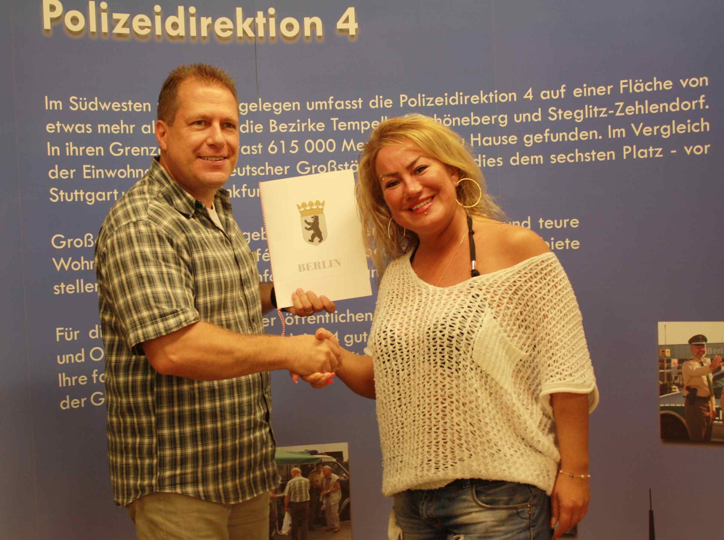 „Man sollte nicht wegschauen“: Polizei ehrte Steglitzerin, die zwei Taschendiebe stellte