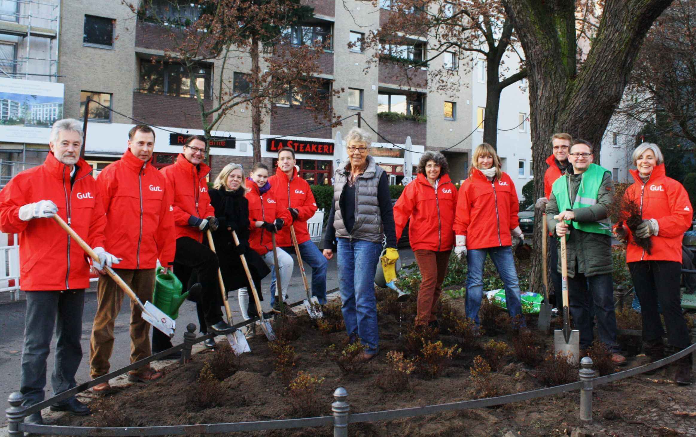 Unser Platz soll schöner werden: Kiezinitiative Steglitz bepflanzte Ahornplatz