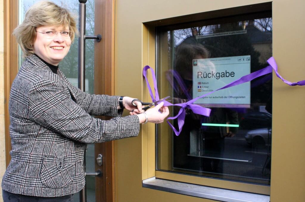 Erst gab Bezirksstadträtin Kerstin Richter-Kotowski den Rückgabe-Automaten frei ...