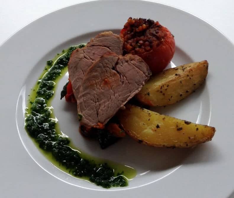 Rezept der Woche: Schweinefilet auf Rattatouille, Rosmarinkartoffeln und mit Linsen gefüllter Tomate