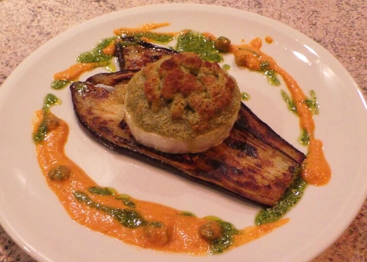 Rezept der Woche Gegrillte Aubergine mit gebackenem Ziegenkäse, Pesto verde und rosso