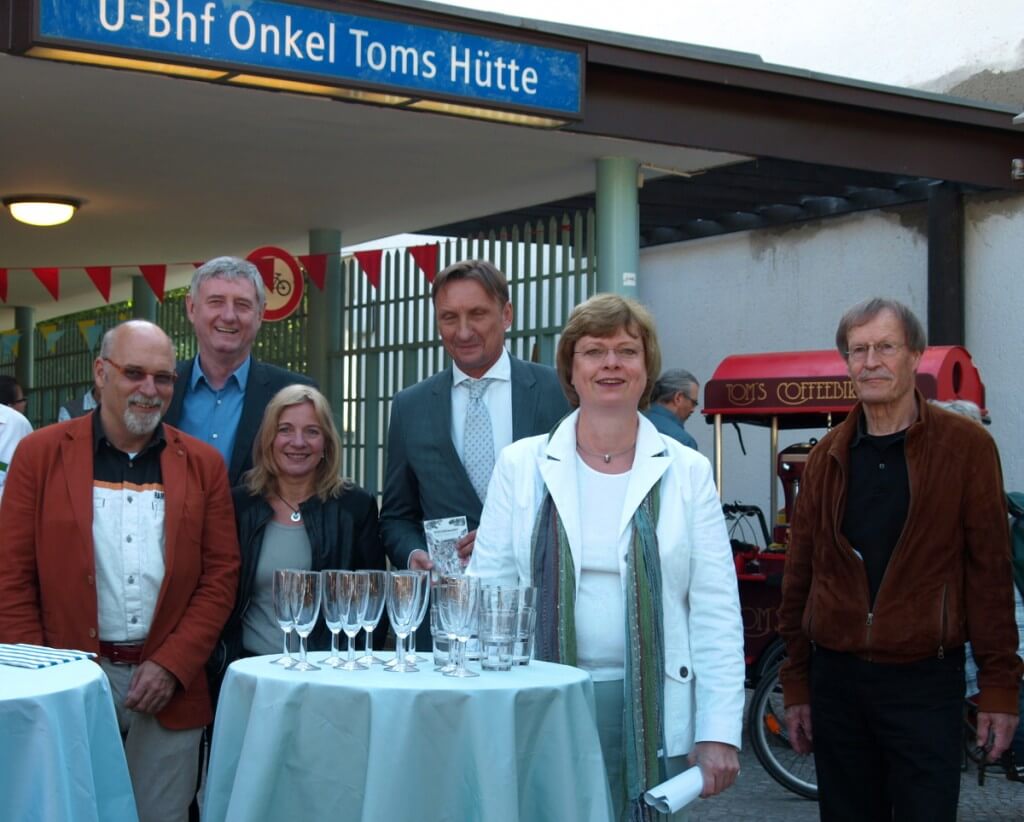 Eröffnung Vorplatz U-Bahnhof Onkel-Toms-Hütte / Christian Ahnsorge, Gerd Huve von der BVG, Isabel Heins (BVG), Wirtschaftsförderung-Leiter Michael Pawlik, Stadträtin Richter-Kotowski und Matthias Boye. Foto: Michaela Bavandi