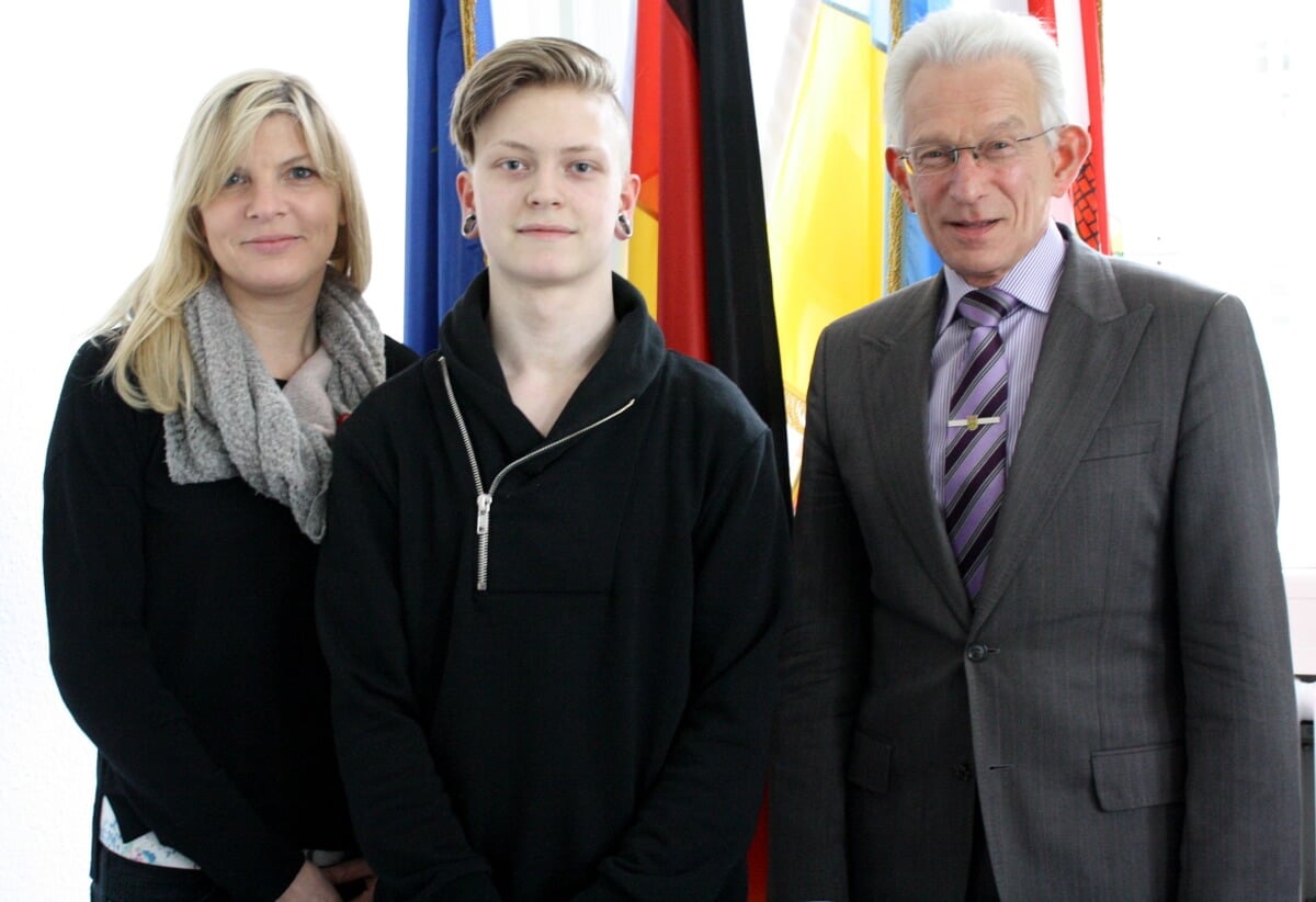 Damon Schreiber freute sich über die monatliche Zuwendung, die ihm Bürgermeister Norbert Kopp am Mittwoch offiziell übergab. Sozialarbeiterin Heike Jeßnitz hatte den 18-Jährigen für das Stipendium vorgeschlagen. Foto: Gogol