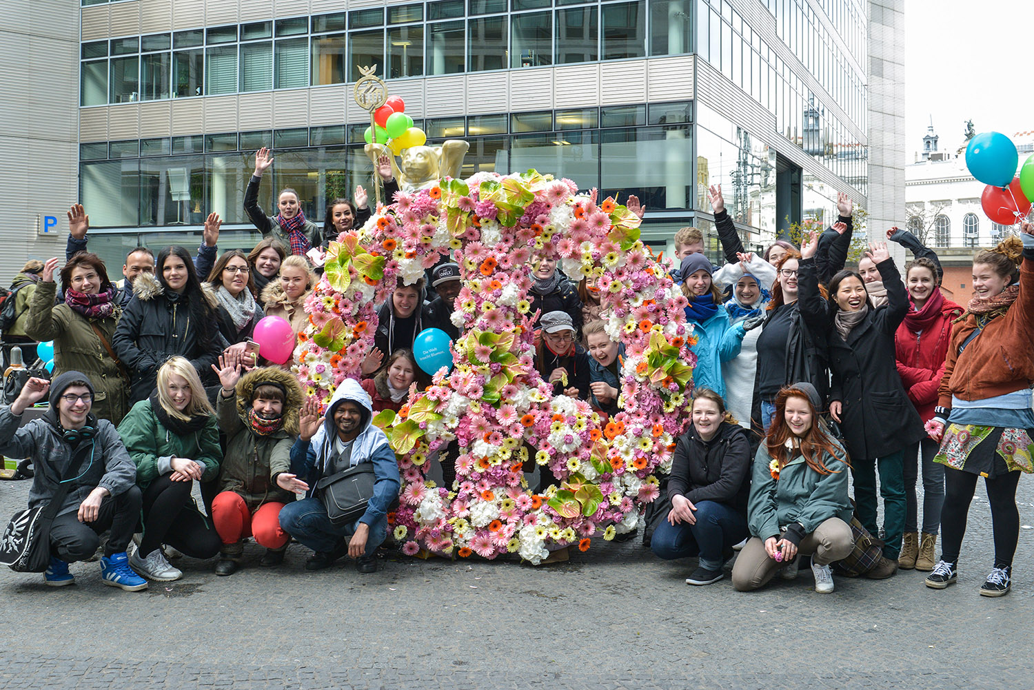 Lenné-Schüler fertigten „Peace“-Symbol aus Blumen