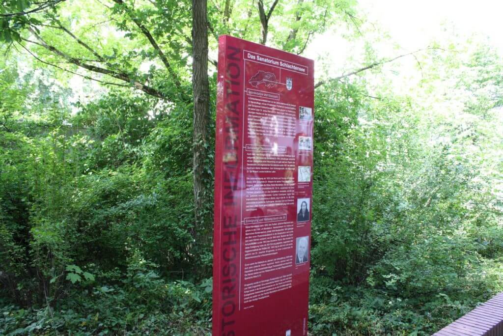 Eine Informationsstele an der Spanischen Allee erinnert an die Geschichte des Sanatoriums Schlachtensee. Foto: Grützner