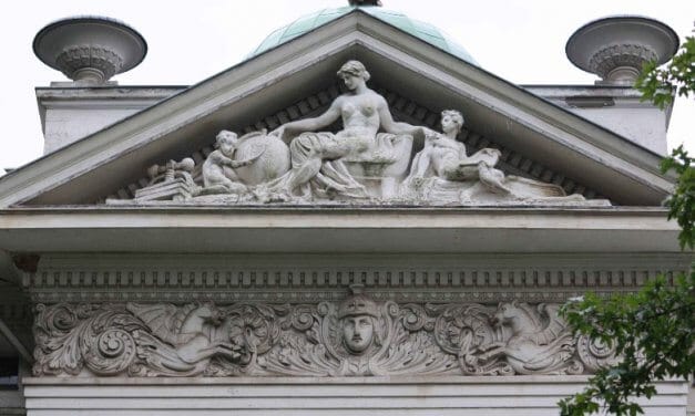 Katar verhüllt nackten Busen im Giebel der Villa Calé in Zehlendorf