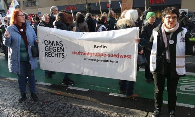 Omas zum Kennenlernen: Alle gegen Rechts