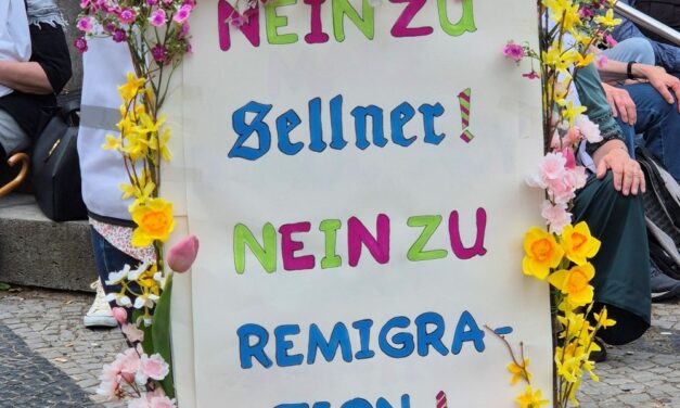 Friedliche Demo gegen Hass und Sellner