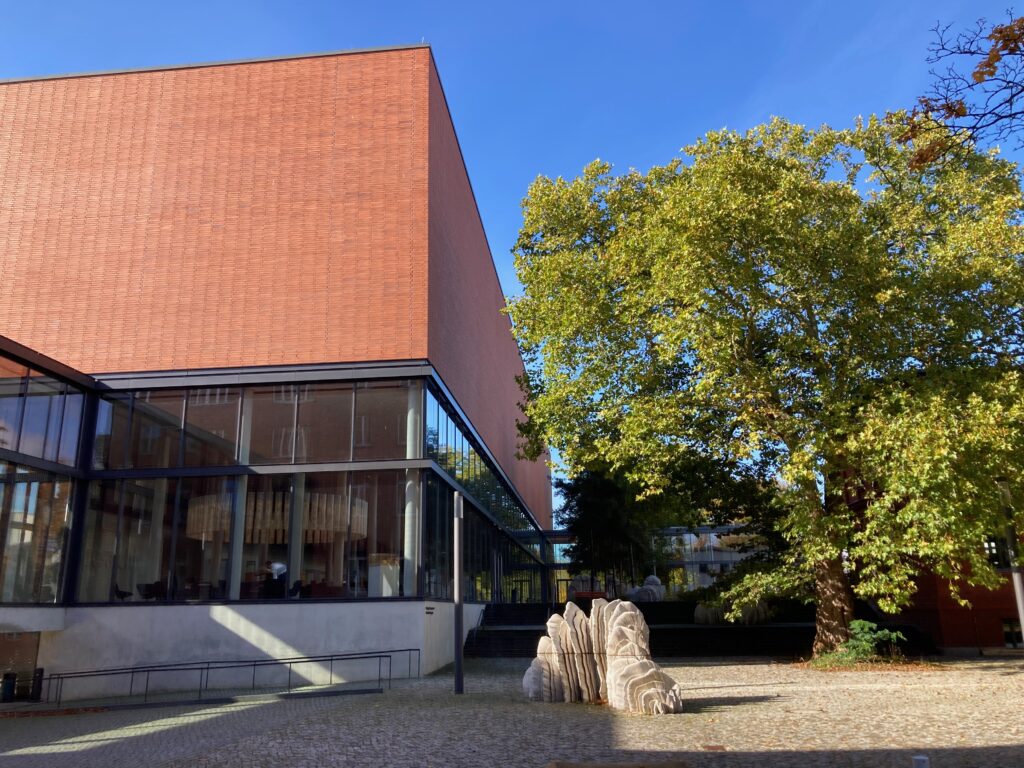 Ankommen am Bundesarchiv in Lichterfelde: Blick auf den Eingangsbereich im neuen Magazingebäude | Foto: Benita Schauer