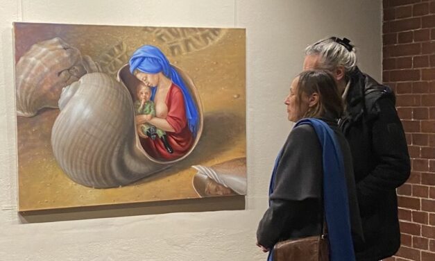 Flucht, Ankommen, Geburt, Hoffnung – die Weihnachtsbotschaft in tabubrechender Bildsprache