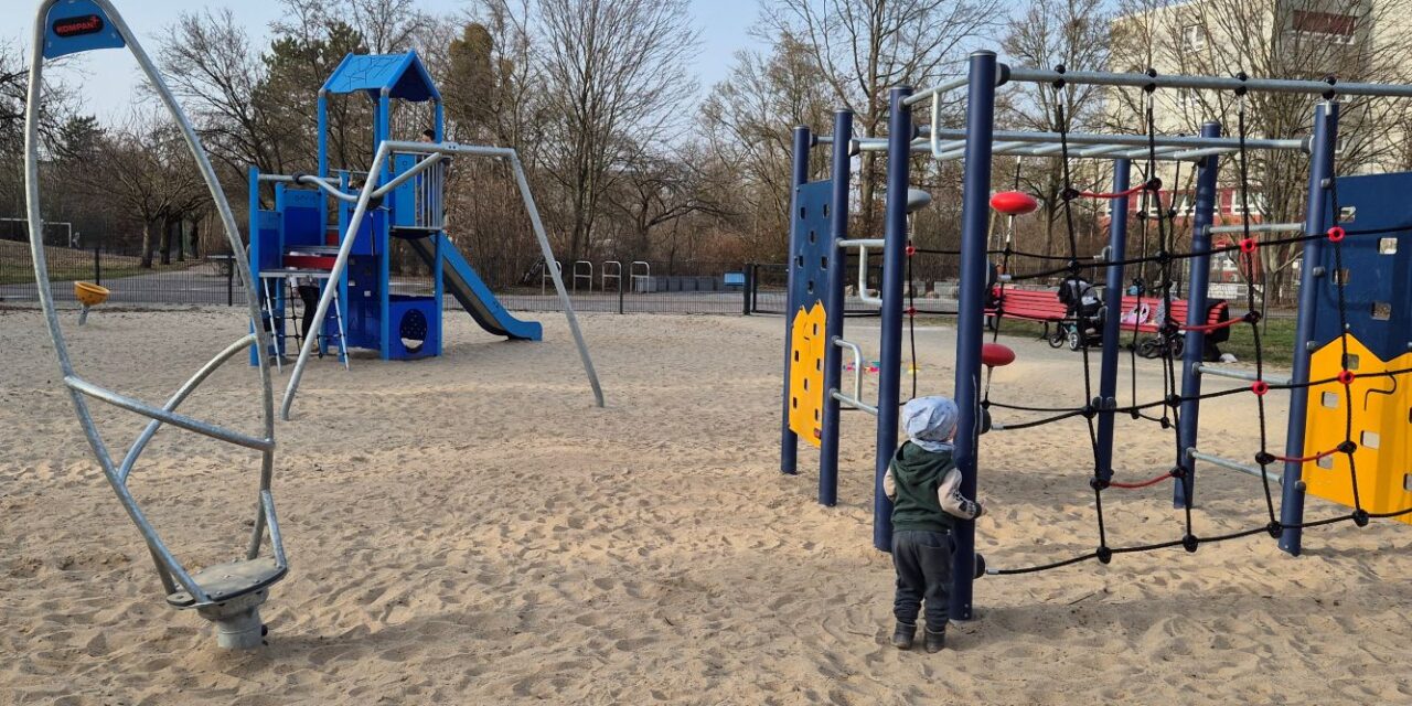 Frisches Blau für den Spielplatz am Ahlener Weg